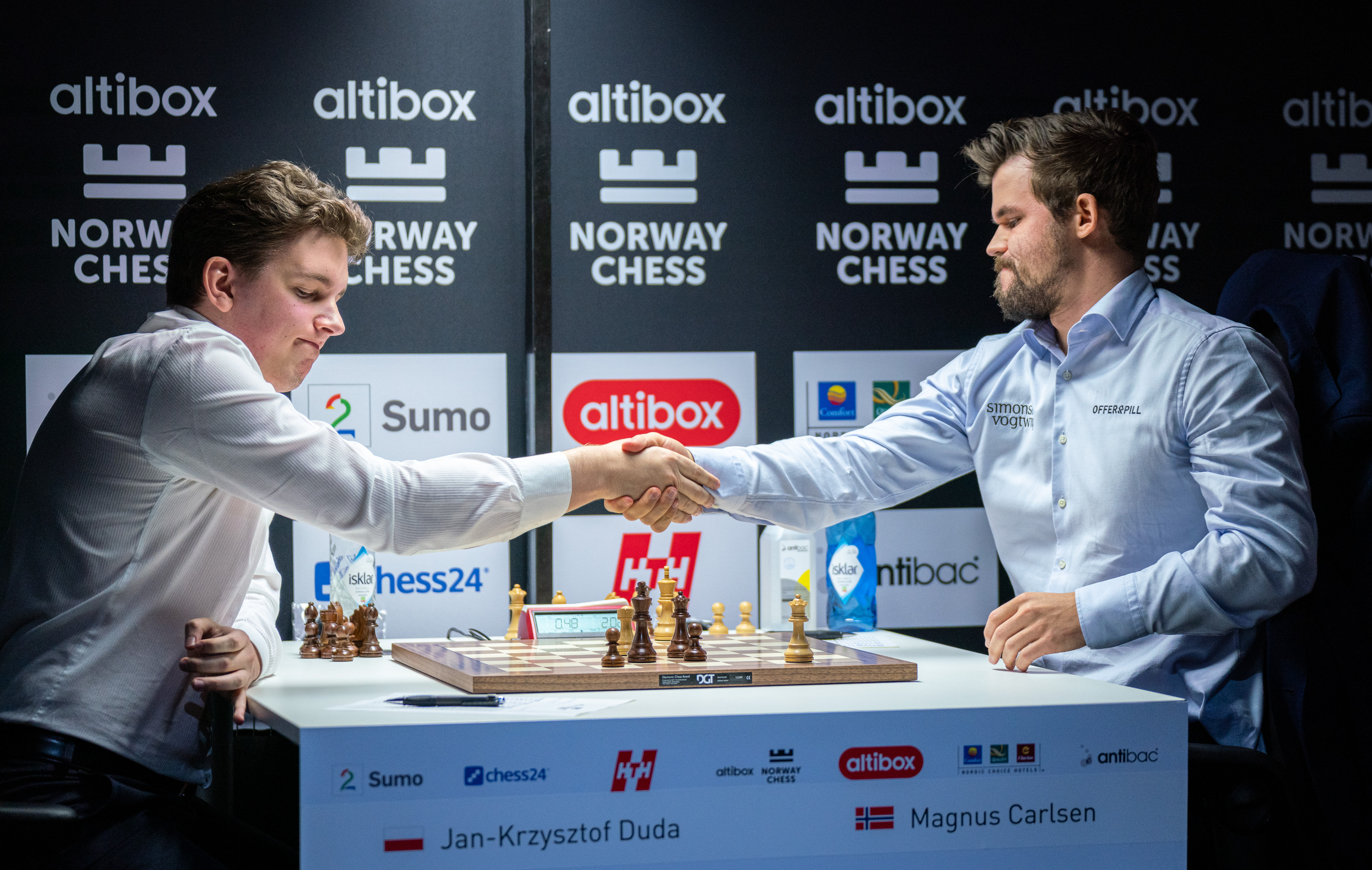 世界冠军卡尔森击败波兰国际象棋选手杜达后，面临两年多以来的首次失利。