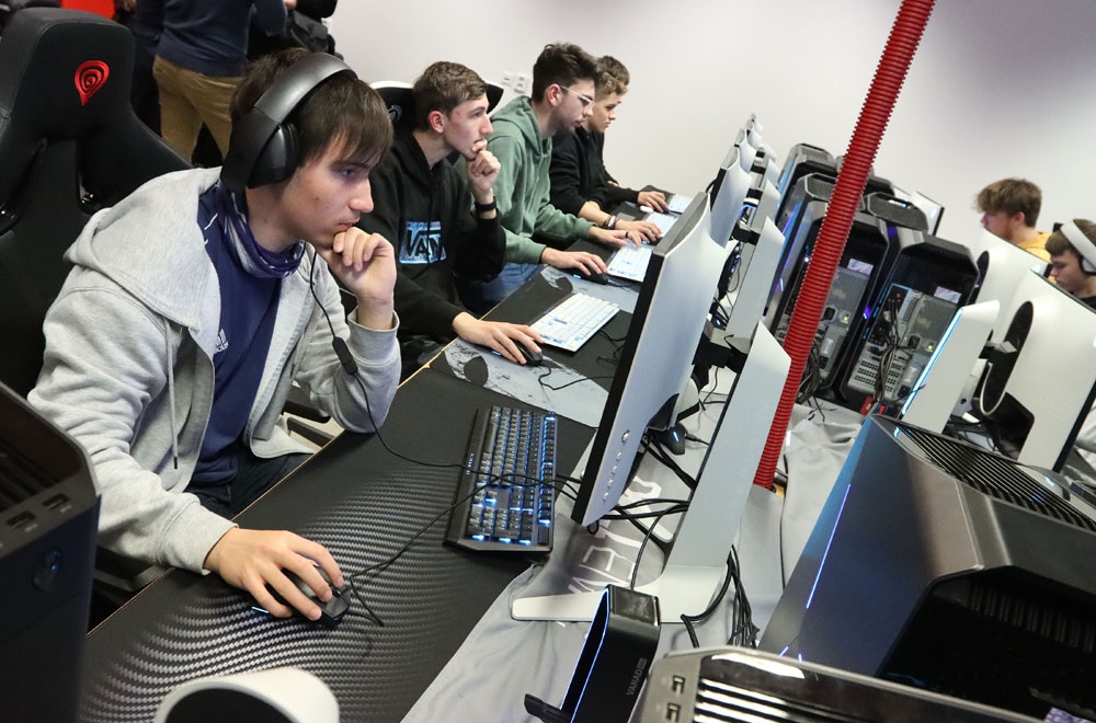 在库特纳霍拉的工业学校，他们去新的电子教室玩电脑游戏！ :: 地区新闻